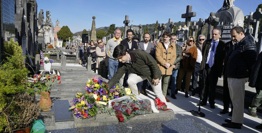Familiares, amigos y representantes de los partidos constitucionalistas han acudido este sábado al cementerio de Polloe en San Sebastián para rendir homenaje a Fernando Múgica, 'Poto, el dirigente socialista y abogado asesinado a tiros por ETA en una céntrica calle de San Sebastián el 6 de febrero de 1996,