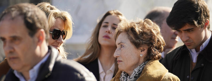 Familiares, amigos y representantes de los partidos constitucionalistas han acudido este sábado al cementerio de Polloe en San Sebastián para rendir homenaje a Fernando Múgica, 'Poto, el dirigente socialista y abogado asesinado a tiros por ETA en una céntrica calle de San Sebastián el 6 de febrero de 1996,