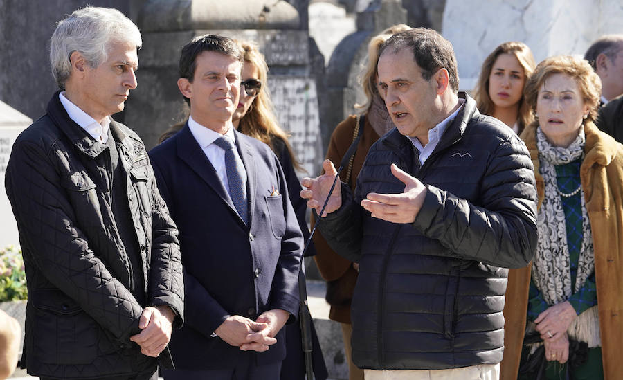Familiares, amigos y representantes de los partidos constitucionalistas han acudido este sábado al cementerio de Polloe en San Sebastián para rendir homenaje a Fernando Múgica, 'Poto, el dirigente socialista y abogado asesinado a tiros por ETA en una céntrica calle de San Sebastián el 6 de febrero de 1996,