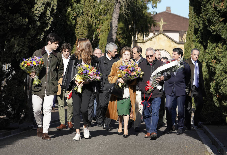 Familiares, amigos y representantes de los partidos constitucionalistas han acudido este sábado al cementerio de Polloe en San Sebastián para rendir homenaje a Fernando Múgica, 'Poto, el dirigente socialista y abogado asesinado a tiros por ETA en una céntrica calle de San Sebastián el 6 de febrero de 1996,