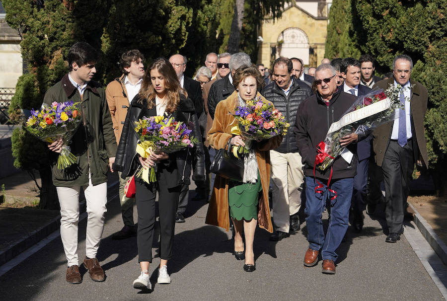 Familiares, amigos y representantes de los partidos constitucionalistas han acudido este sábado al cementerio de Polloe en San Sebastián para rendir homenaje a Fernando Múgica, 'Poto, el dirigente socialista y abogado asesinado a tiros por ETA en una céntrica calle de San Sebastián el 6 de febrero de 1996,