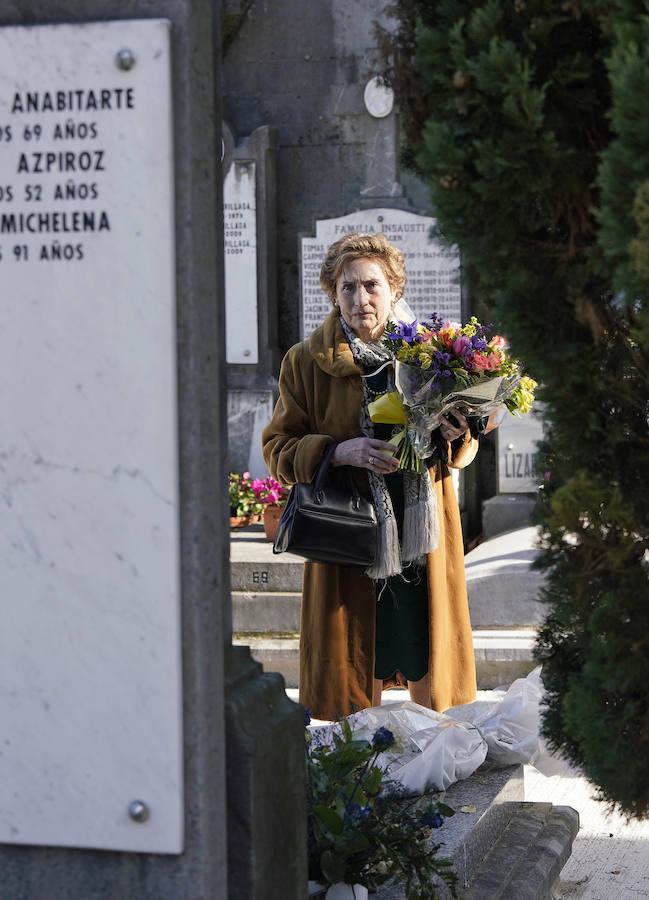 Familiares, amigos y representantes de los partidos constitucionalistas han acudido este sábado al cementerio de Polloe en San Sebastián para rendir homenaje a Fernando Múgica, 'Poto, el dirigente socialista y abogado asesinado a tiros por ETA en una céntrica calle de San Sebastián el 6 de febrero de 1996,