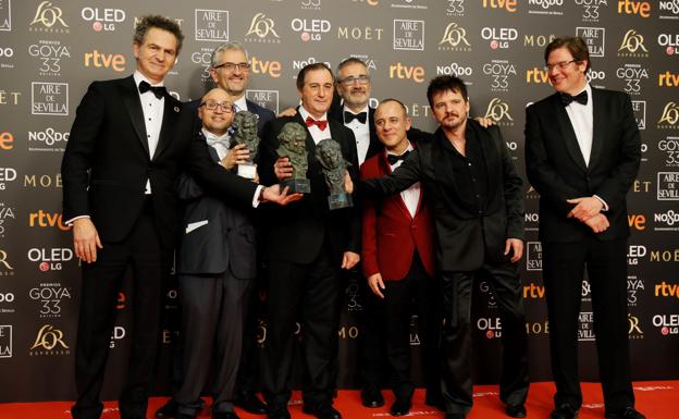 El equipo de la película «Campeones» posa con sus premios durante la gala de entrega de los Premios Goya 2019.