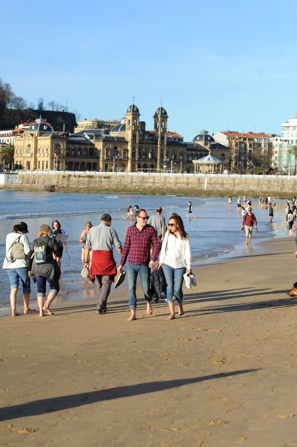 El sol y las altas tempetraturas se han asentado todo el fin de semana y piensan quedarse una semana más. Los vecinos de Donostia aprovechan el buen tiempo para pasar y sacarse fotos en el Paseo de la Concha.
