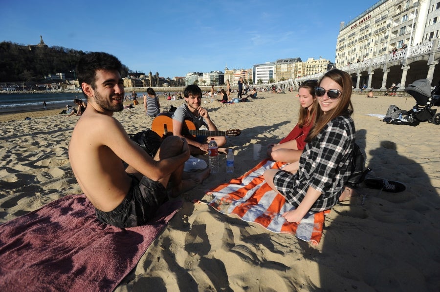 El sol y las altas tempetraturas se han asentado todo el fin de semana y piensan quedarse una semana más. Los vecinos de Donostia aprovechan el buen tiempo para pasar y sacarse fotos en el Paseo de la Concha.