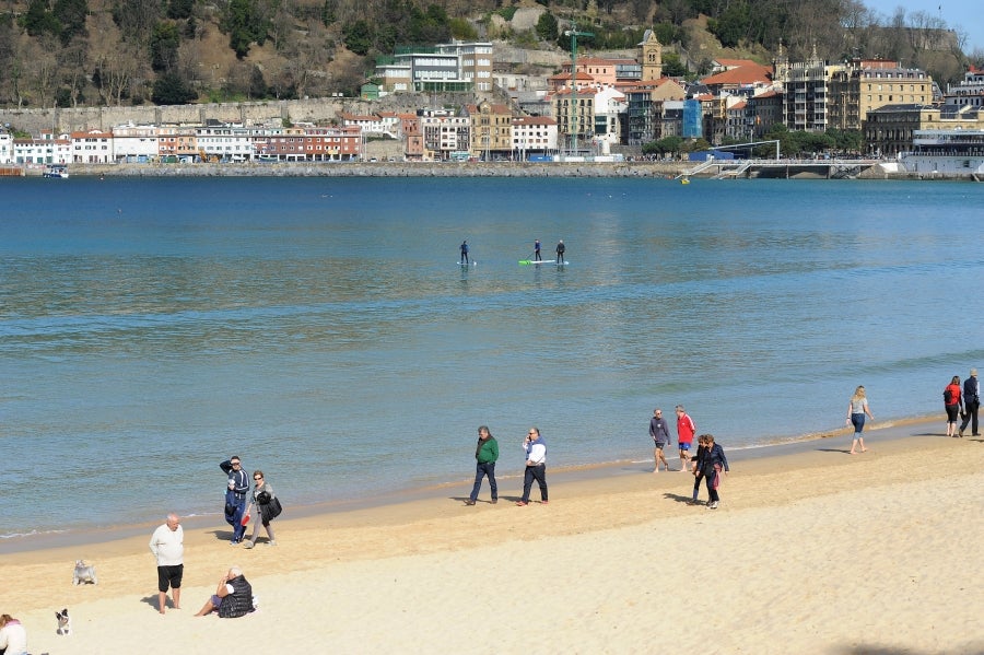 El sol y las altas tempetraturas se han asentado todo el fin de semana y piensan quedarse una semana más. Los vecinos de Donostia aprovechan el buen tiempo para pasar y sacarse fotos en el Paseo de la Concha.