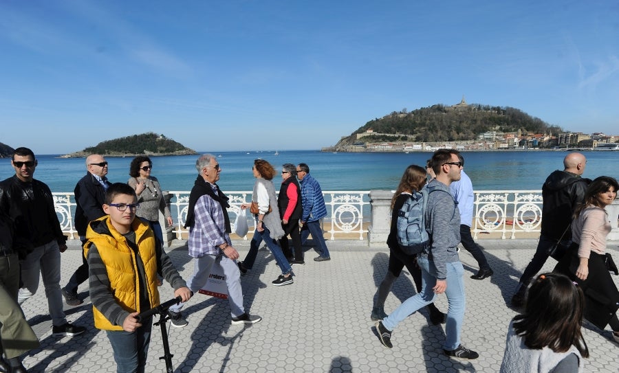 El sol y las altas tempetraturas se han asentado todo el fin de semana y piensan quedarse una semana más. Los vecinos de Donostia aprovechan el buen tiempo para pasar y sacarse fotos en el Paseo de la Concha.