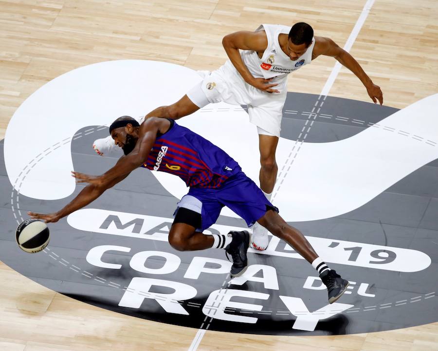 Disfruta de las mejores imágenes de la final de la Copa del Rey de baloncesto entre el BArcelona y el Real MaAdrid. 