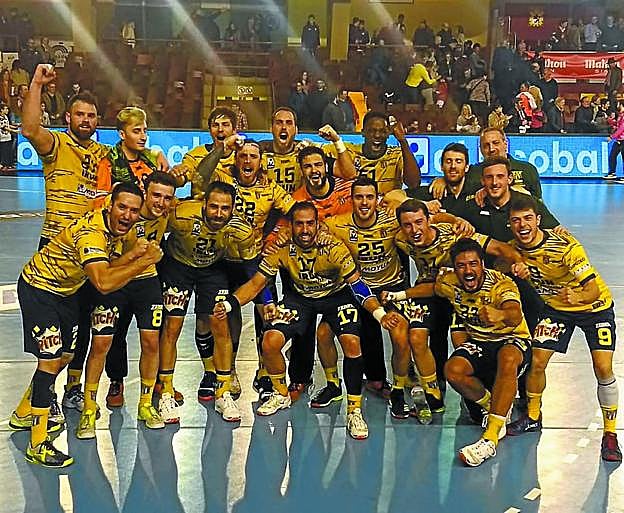 Los jugadores del Bidasoa celebran el triunfo sobre la pista de León, el viernes. 