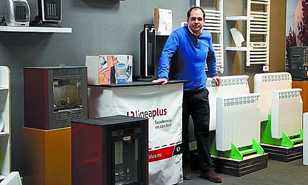 Juan Berganza rodeado de productos que comercializa Lineaplus, la firma que dirige en Oiartzun.