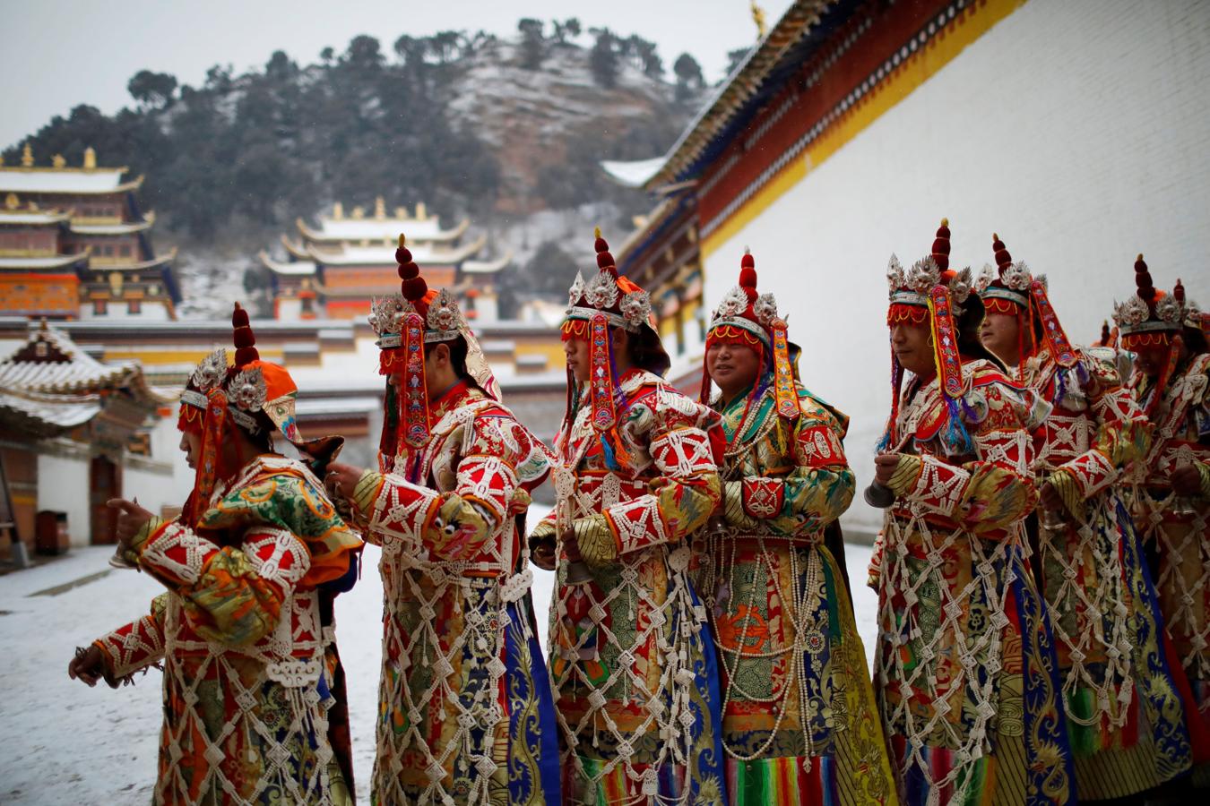 El frío y la nieve no impidió que los monjes tibetanos asistieran a una ceremonia en el Langmu Lamasery durante el 'Sunbathing Buddha Festival', el pasado domingo en la Prefectura Autónoma Tibetana de Gannan, provincia de Gansu, China.