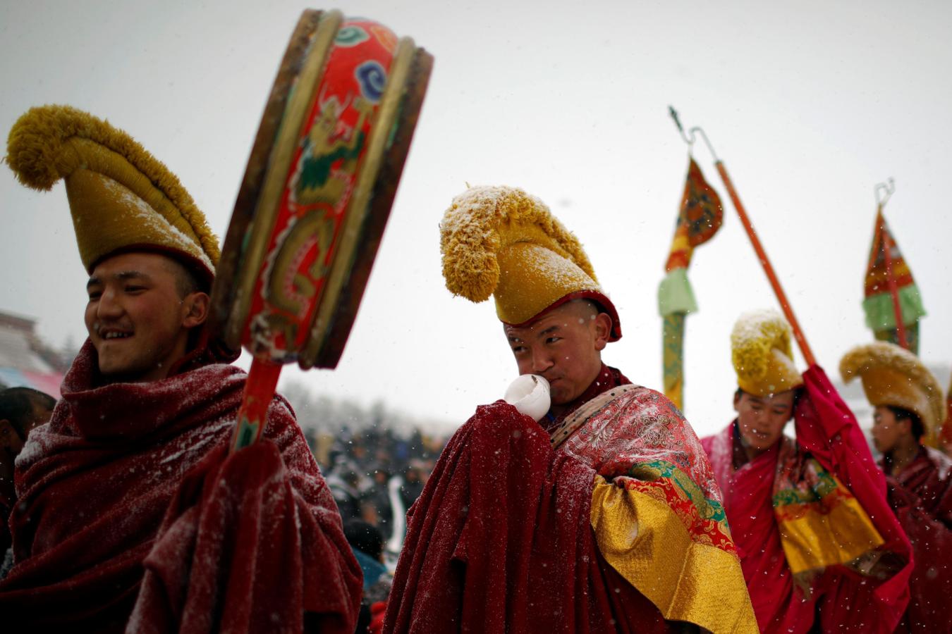 El frío y la nieve no impidió que los monjes tibetanos asistieran a una ceremonia en el Langmu Lamasery durante el 'Sunbathing Buddha Festival', el pasado domingo en la Prefectura Autónoma Tibetana de Gannan, provincia de Gansu, China.