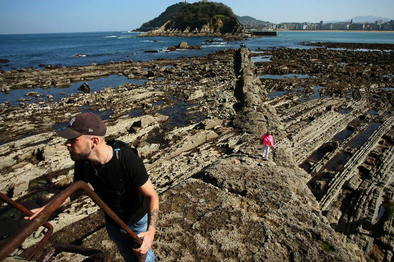 Las mareas vivas de estos días están dejando imágenes impresionantes en la costa guipuzcoana. Este jueves por la mañana el fondo marino de la playa donostiarra de Ondarreta ha quedado a la vista de los curiosos.