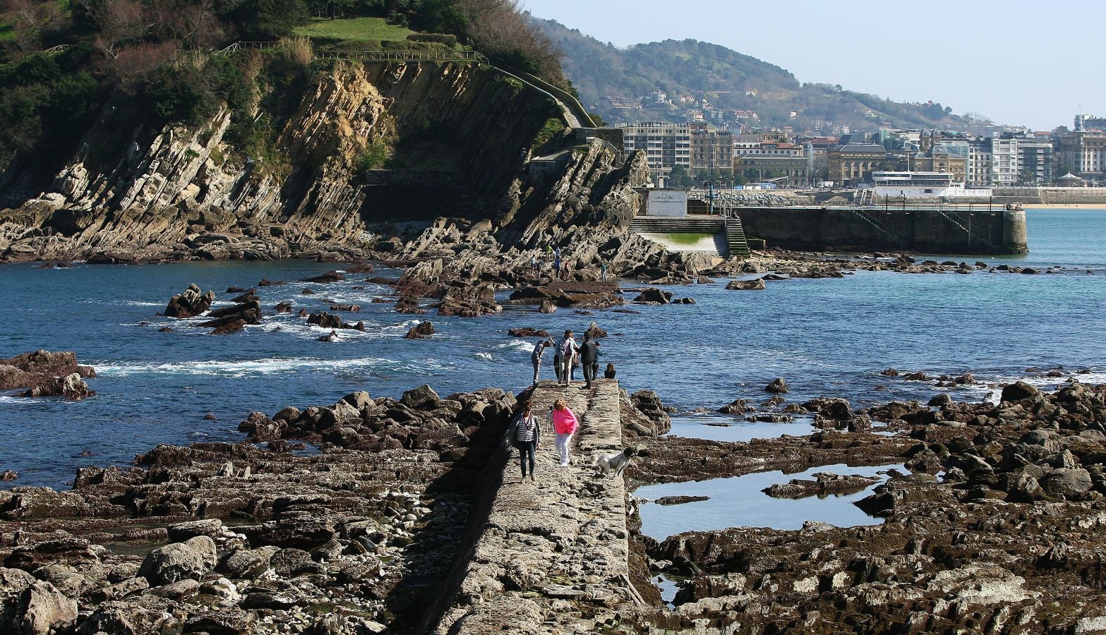 Las mareas vivas de estos días están dejando imágenes impresionantes en la costa guipuzcoana. Este jueves por la mañana el fondo marino de la playa donostiarra de Ondarreta ha quedado a la vista de los curiosos.