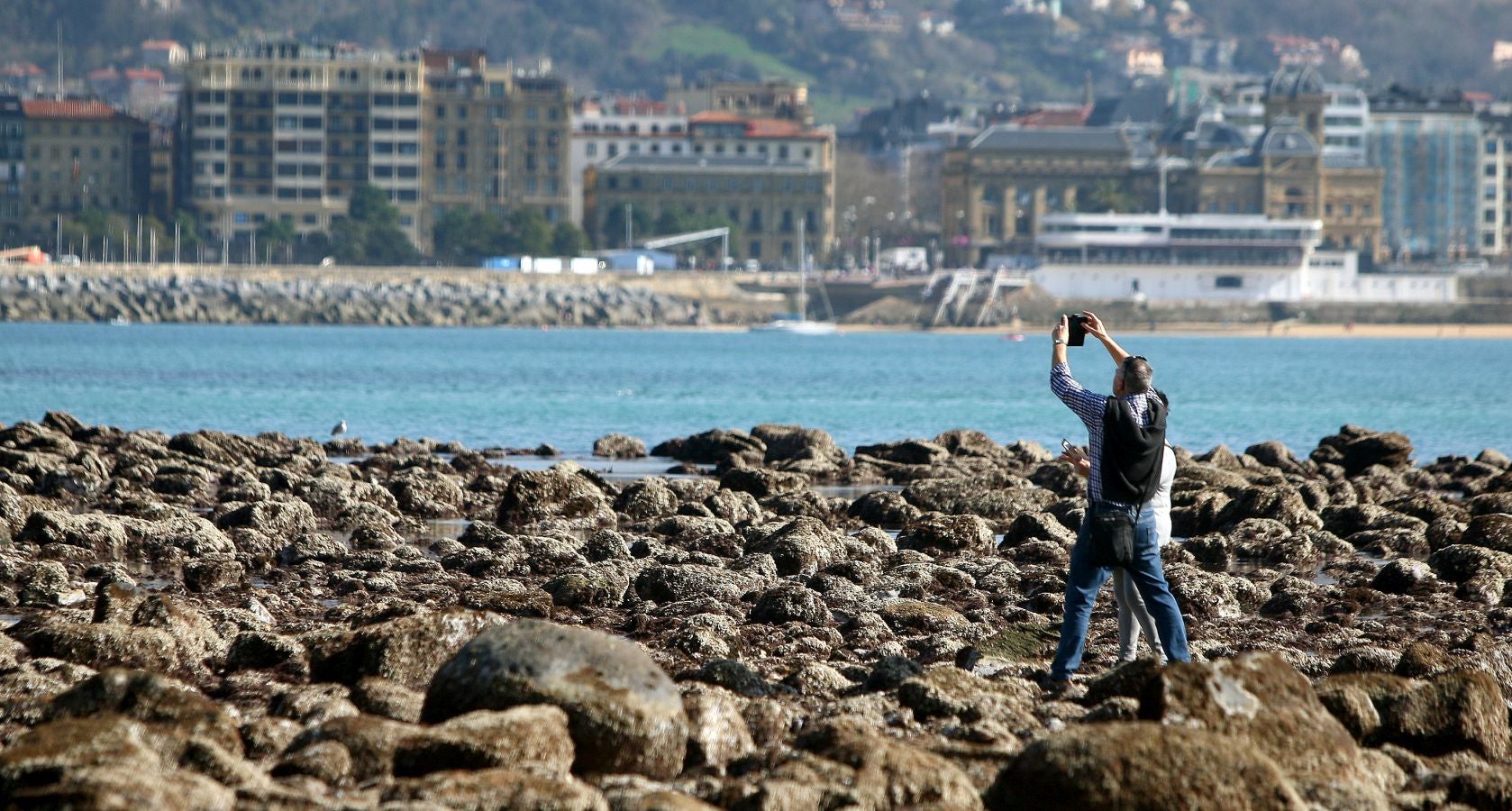 Las mareas vivas de estos días están dejando imágenes impresionantes en la costa guipuzcoana. Este jueves por la mañana el fondo marino de la playa donostiarra de Ondarreta ha quedado a la vista de los curiosos.