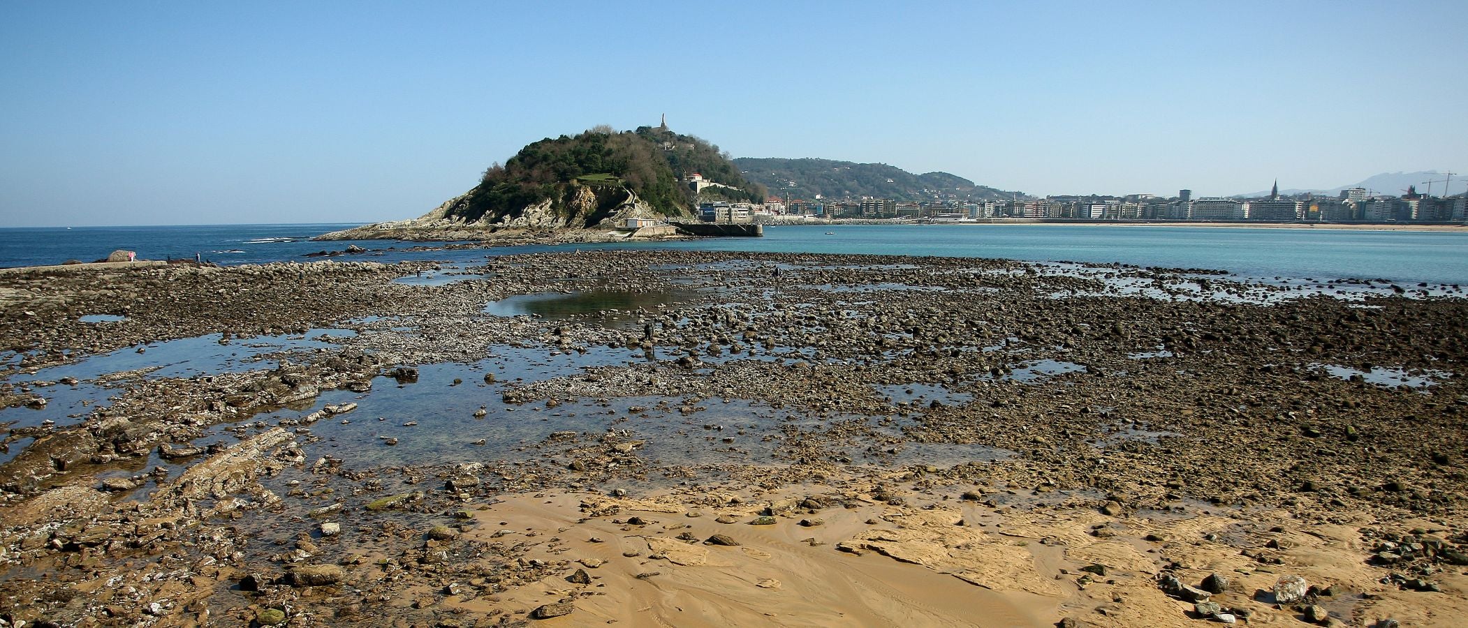 Las mareas vivas de estos días están dejando imágenes impresionantes en la costa guipuzcoana. Este jueves por la mañana el fondo marino de la playa donostiarra de Ondarreta ha quedado a la vista de los curiosos.