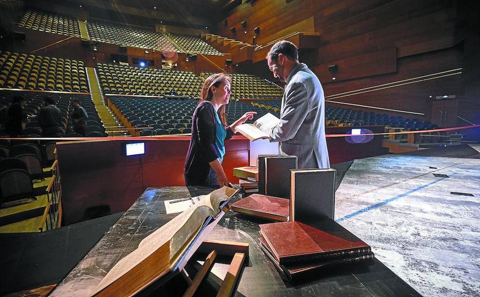 El tenor Marc Sala y la soprano y directora artística, Ainhoa Garmendia, con parte del atrezzo donde dará comienzo la obra.