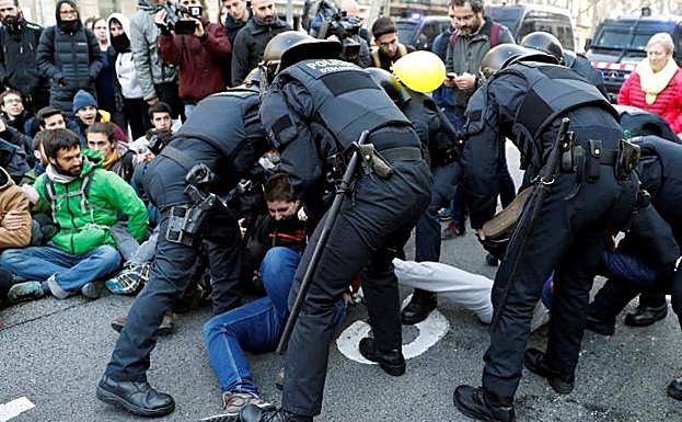 Imagen principal - Distintas imágenes que está dejando la huelga en Barcelona este jueves.