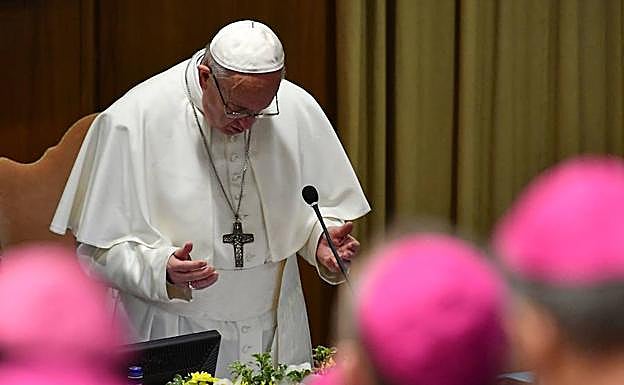 El Papa abre la cumbre contra la pederastia con una oración.