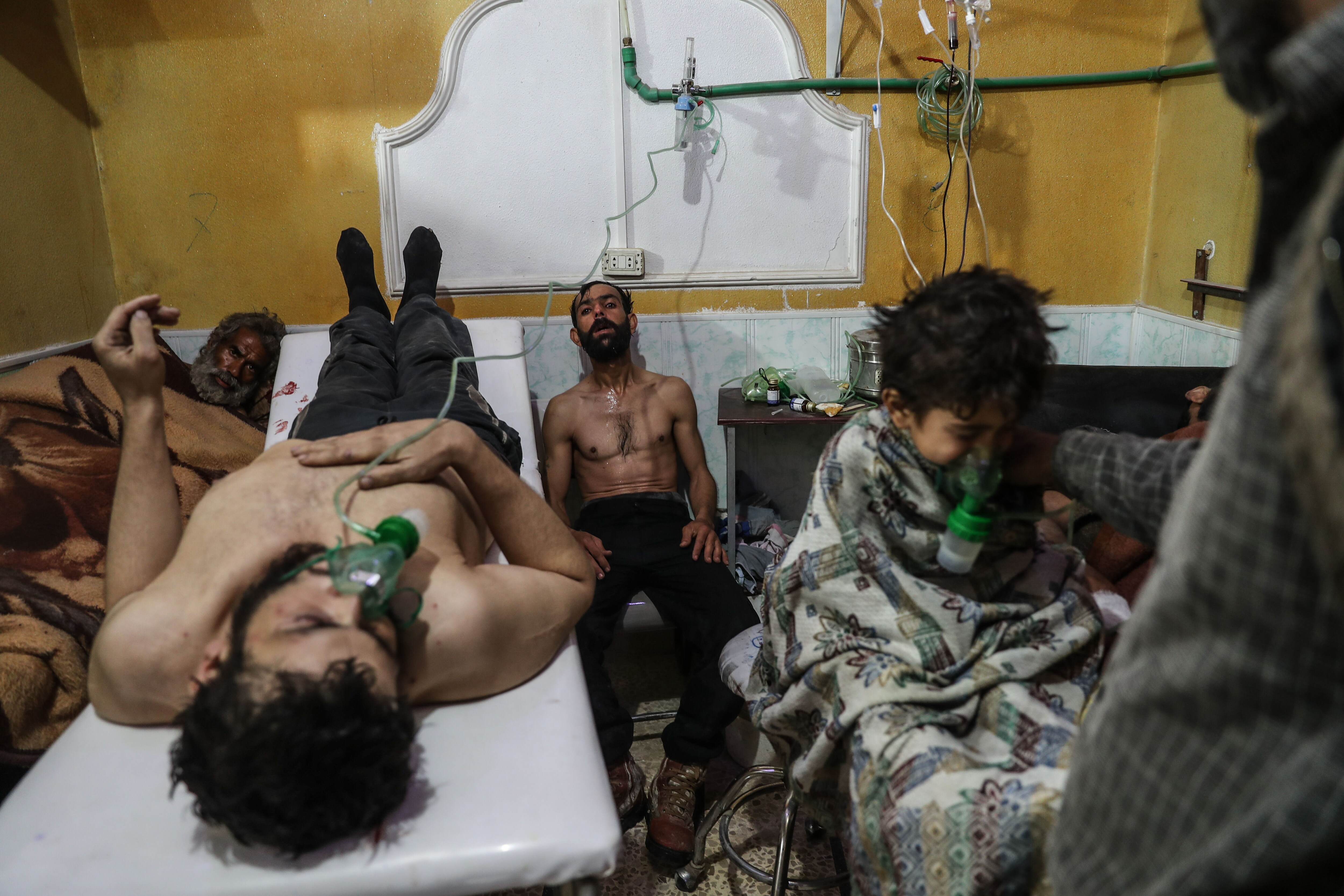 Finalista World Press Photo del año.- Las víctimas del que se cree que fue un ataque con gas reciben tratamiento en Ghouta Oriental, un distrito suburbano fuera de Damasco y uno de los últimos enclaves rebeldes en el conflicto sirio.
