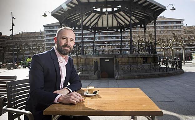 Itxaso posa en el kiosko de la plaza del Ensanche de Irun, símbolo de su interés por girar la mirada hacia la Gipuzkoa urbana.