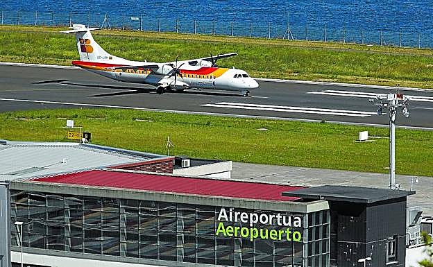 Un avión de Air Nostrum, en la pista de Hondarribia.