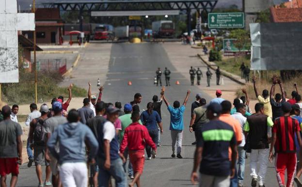 Dos muertos en los choques entre militares venezolanos e indígenas por la ayuda humanitaria