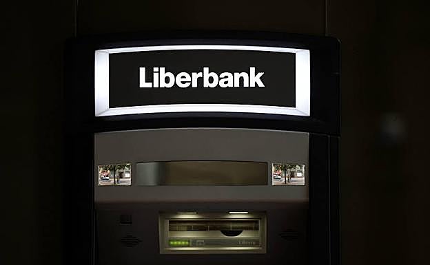 Cajero automático en una oficina de Liberbank. 