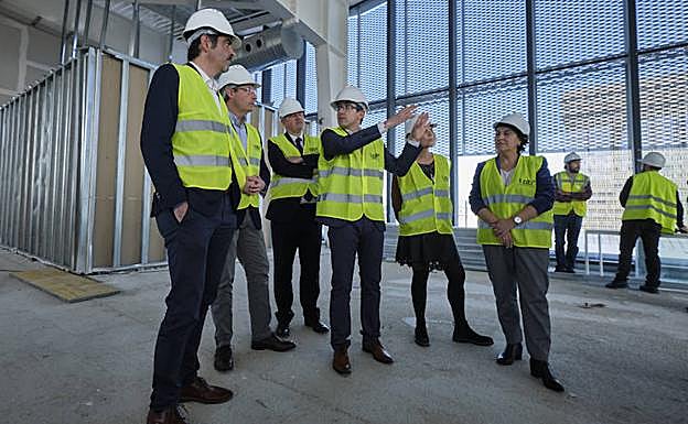 Eneko Goia, Marken Olano, Bittor Oroz, Edurne Ormazabal y Ainhoa Aizpuru atienden a las explicaciones de Joxe Mari Aizega, en el centro.