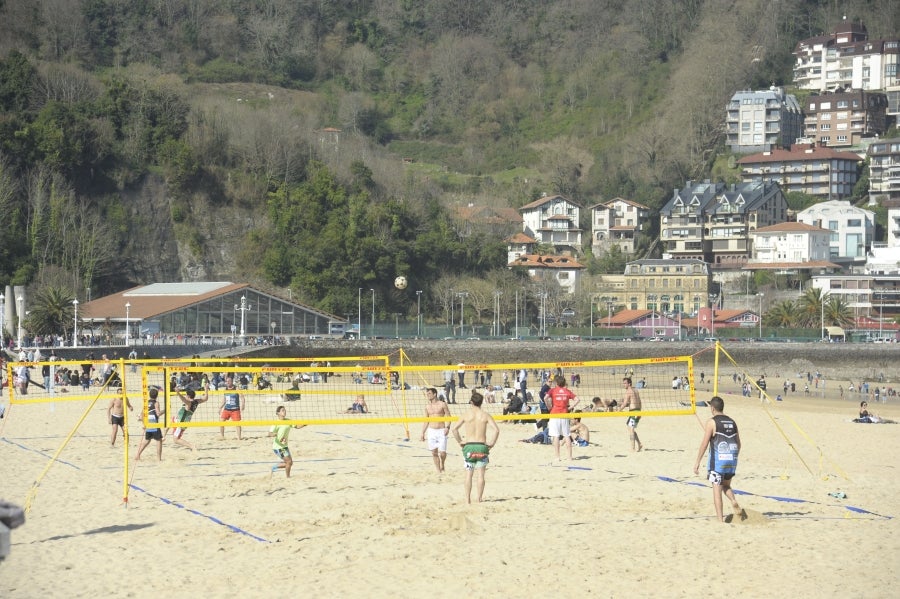 El buen tiempo, con sol y temperaturas cálidas, se prolonga el fin de semana. Como prueba de ello, los vecinos de Donostia han salido a las calles para disfrutar de la Bahía de la Concha.