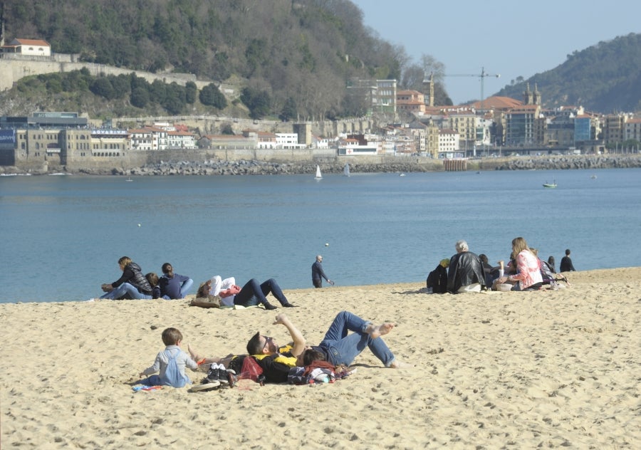 El buen tiempo, con sol y temperaturas cálidas, se prolonga el fin de semana. Como prueba de ello, los vecinos de Donostia han salido a las calles para disfrutar de la Bahía de la Concha.