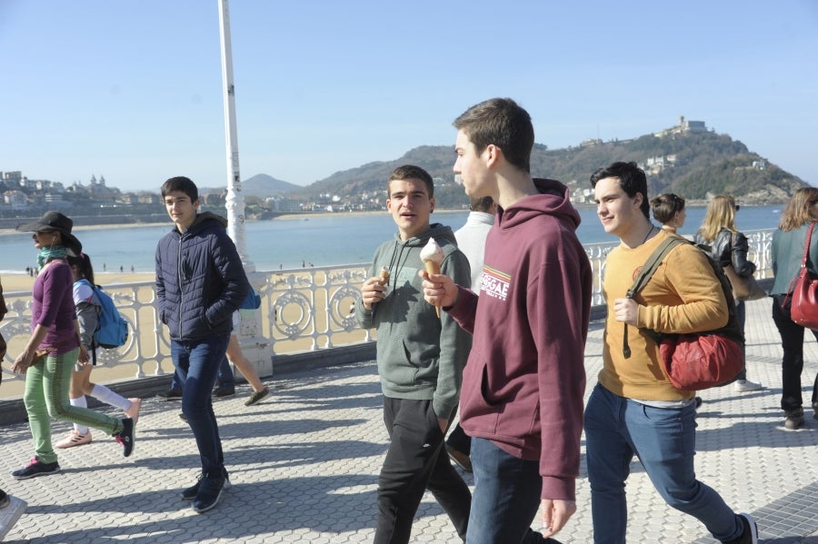 El buen tiempo, con sol y temperaturas cálidas, se prolonga el fin de semana. Como prueba de ello, los vecinos de Donostia han salido a las calles para disfrutar de la Bahía de la Concha.