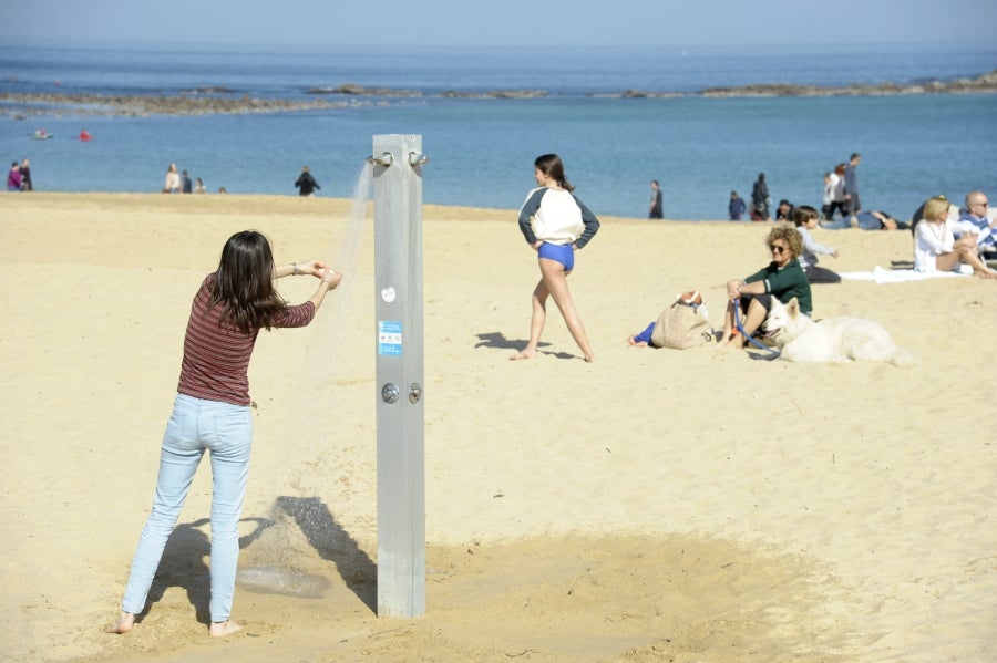 El buen tiempo, con sol y temperaturas cálidas, se prolonga el fin de semana. Como prueba de ello, los vecinos de Donostia han salido a las calles para disfrutar de la Bahía de la Concha.