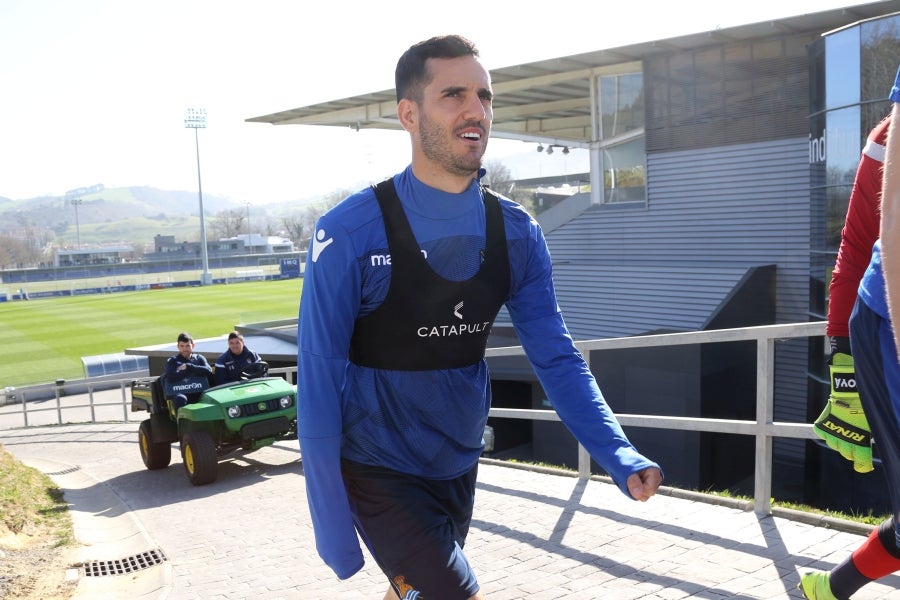 Los jugadores de la Real vuelven a entrenarse pero sin Januzaj. El extremo belga sufre una torcedura de tobillo de grado I y podría estar listo para jugar ante el Atlético en Anoeta en la siguiente jornada.