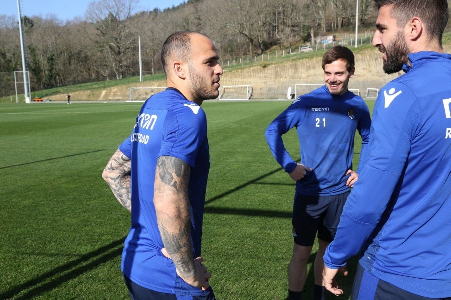 Los jugadores de la Real vuelven a entrenarse pero sin Januzaj. El extremo belga sufre una torcedura de tobillo de grado I y podría estar listo para jugar ante el Atlético en Anoeta en la siguiente jornada.