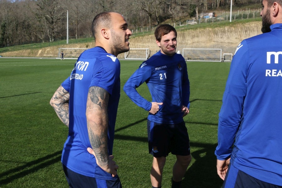 Los jugadores de la Real vuelven a entrenarse pero sin Januzaj. El extremo belga sufre una torcedura de tobillo de grado I y podría estar listo para jugar ante el Atlético en Anoeta en la siguiente jornada.