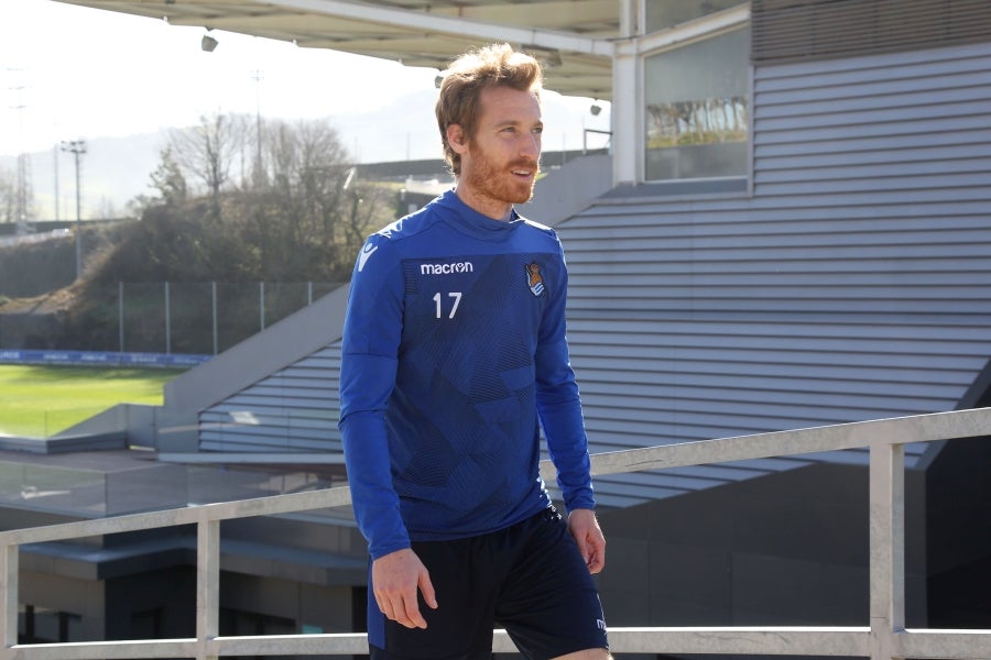 Los jugadores de la Real vuelven a entrenarse pero sin Januzaj. El extremo belga sufre una torcedura de tobillo de grado I y podría estar listo para jugar ante el Atlético en Anoeta en la siguiente jornada.