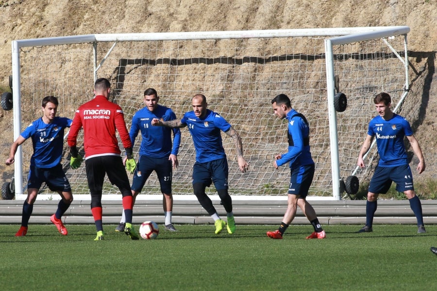 Los jugadores de la Real vuelven a entrenarse pero sin Januzaj. El extremo belga sufre una torcedura de tobillo de grado I y podría estar listo para jugar ante el Atlético en Anoeta en la siguiente jornada.