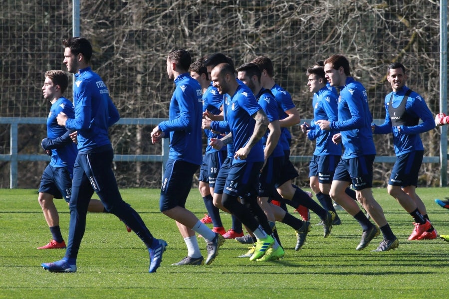 Los jugadores de la Real vuelven a entrenarse pero sin Januzaj. El extremo belga sufre una torcedura de tobillo de grado I y podría estar listo para jugar ante el Atlético en Anoeta en la siguiente jornada.