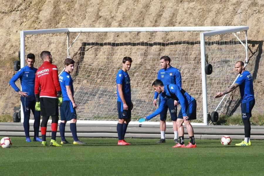 Los jugadores de la Real vuelven a entrenarse pero sin Januzaj. El extremo belga sufre una torcedura de tobillo de grado I y podría estar listo para jugar ante el Atlético en Anoeta en la siguiente jornada.