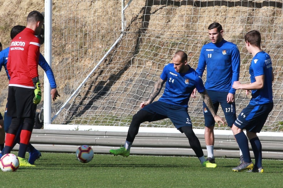 Los jugadores de la Real vuelven a entrenarse pero sin Januzaj. El extremo belga sufre una torcedura de tobillo de grado I y podría estar listo para jugar ante el Atlético en Anoeta en la siguiente jornada.