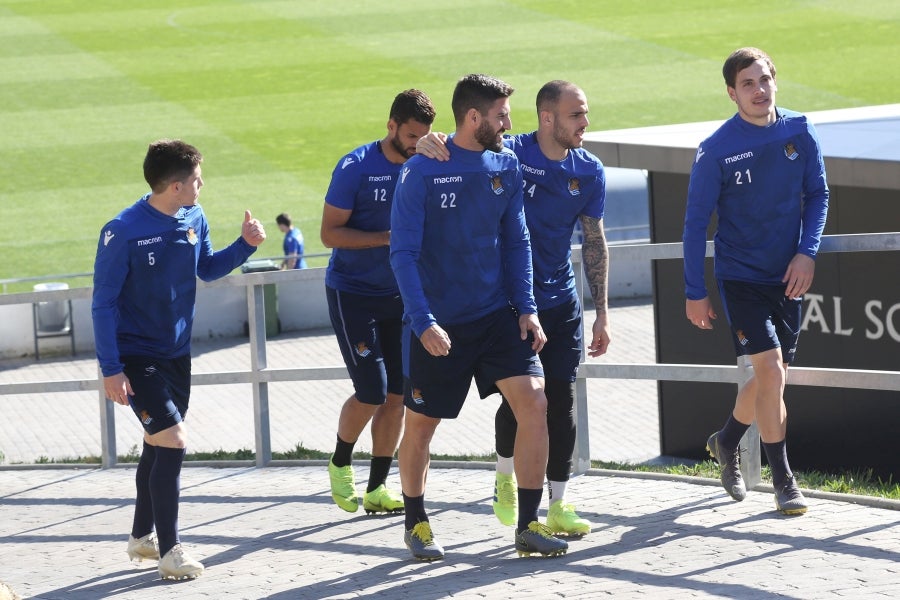 Los jugadores de la Real vuelven a entrenarse pero sin Januzaj. El extremo belga sufre una torcedura de tobillo de grado I y podría estar listo para jugar ante el Atlético en Anoeta en la siguiente jornada.