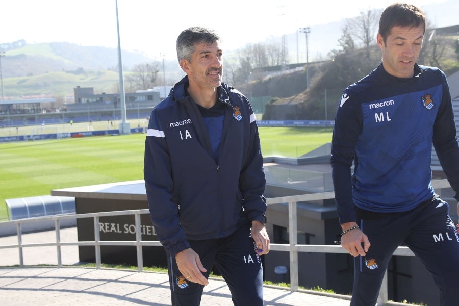 Los jugadores de la Real vuelven a entrenarse pero sin Januzaj. El extremo belga sufre una torcedura de tobillo de grado I y podría estar listo para jugar ante el Atlético en Anoeta en la siguiente jornada.