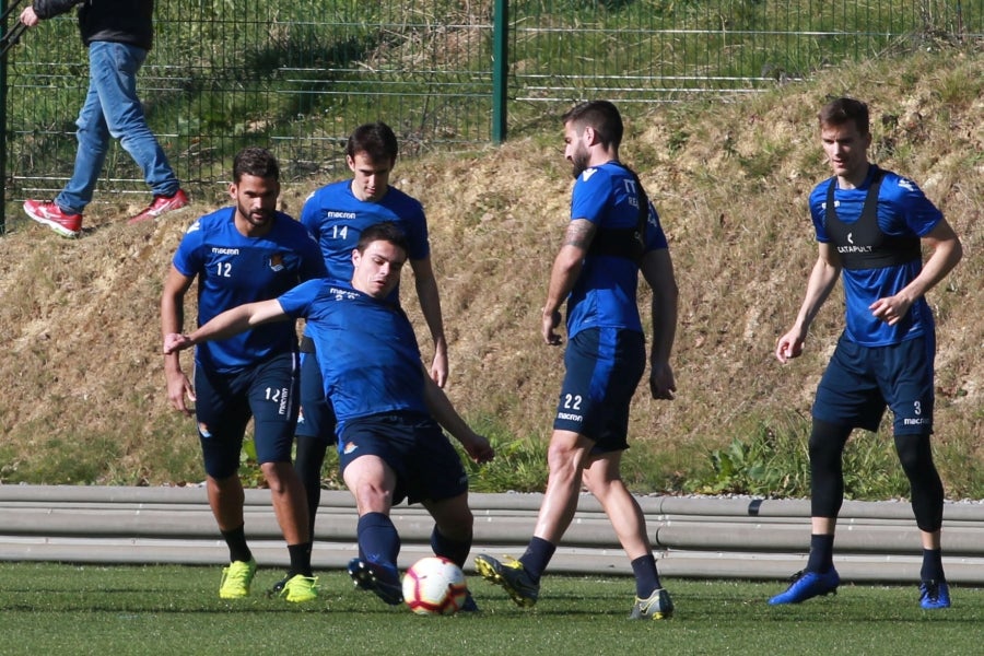 Los jugadores de la Real vuelven a entrenarse pero sin Januzaj. El extremo belga sufre una torcedura de tobillo de grado I y podría estar listo para jugar ante el Atlético en Anoeta en la siguiente jornada.