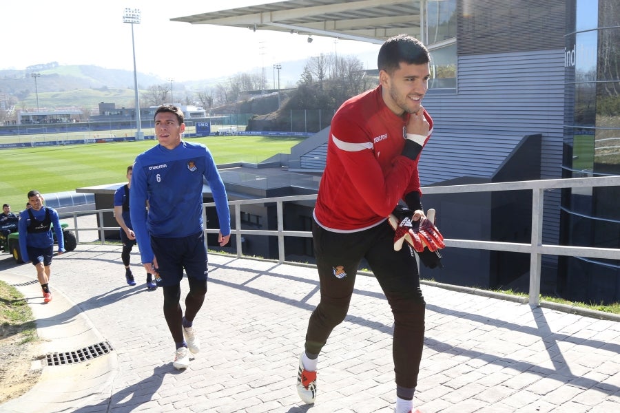 Los jugadores de la Real vuelven a entrenarse pero sin Januzaj. El extremo belga sufre una torcedura de tobillo de grado I y podría estar listo para jugar ante el Atlético en Anoeta en la siguiente jornada.