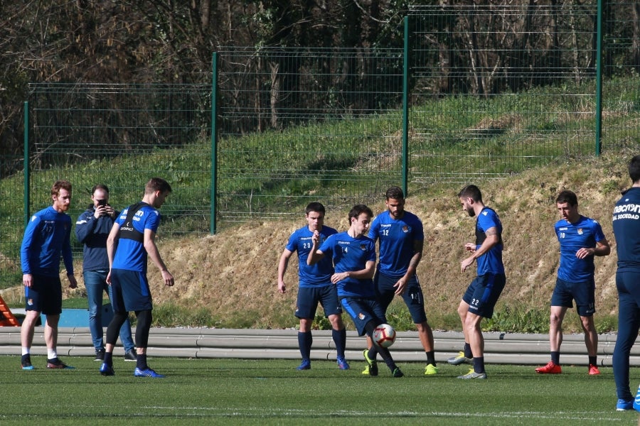 Los jugadores de la Real vuelven a entrenarse pero sin Januzaj. El extremo belga sufre una torcedura de tobillo de grado I y podría estar listo para jugar ante el Atlético en Anoeta en la siguiente jornada.