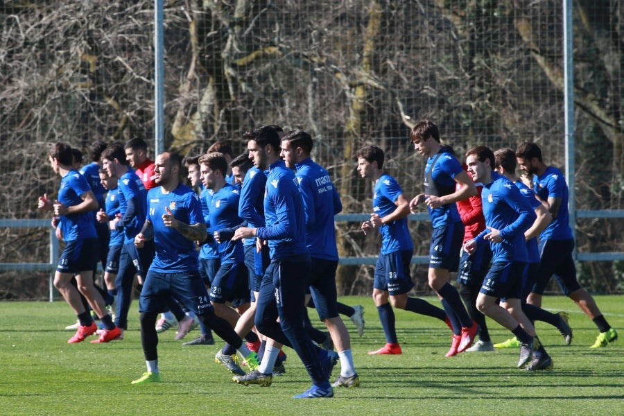 Los jugadores de la Real vuelven a entrenarse pero sin Januzaj. El extremo belga sufre una torcedura de tobillo de grado I y podría estar listo para jugar ante el Atlético en Anoeta en la siguiente jornada.