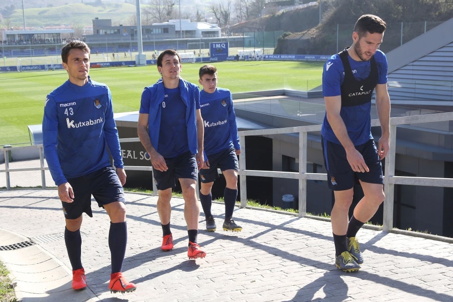 Los jugadores de la Real vuelven a entrenarse pero sin Januzaj. El extremo belga sufre una torcedura de tobillo de grado I y podría estar listo para jugar ante el Atlético en Anoeta en la siguiente jornada.