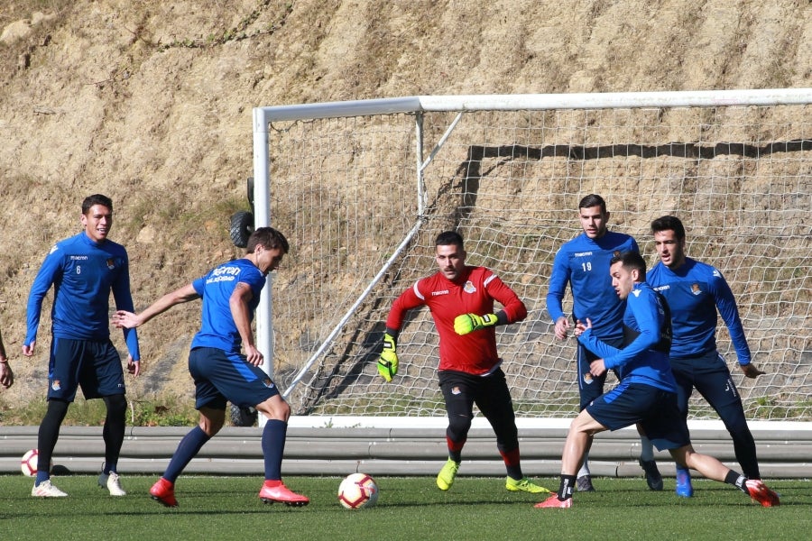 Los jugadores de la Real vuelven a entrenarse pero sin Januzaj. El extremo belga sufre una torcedura de tobillo de grado I y podría estar listo para jugar ante el Atlético en Anoeta en la siguiente jornada.