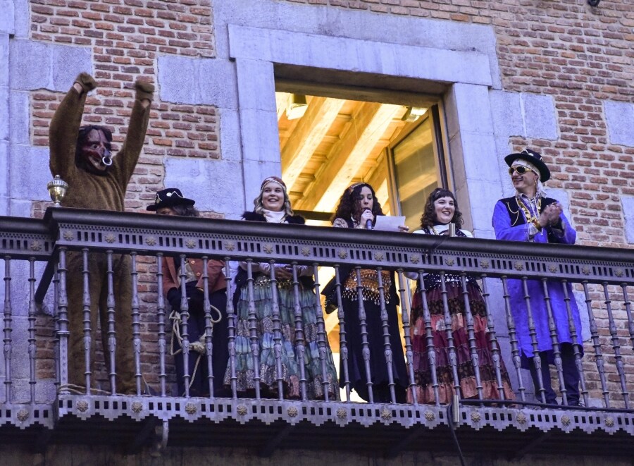 Tolosa comienza a celebrar sus primeras citas carnavaleras. Llegan días de música, fiesta y disfraces, y este fin de semana ha escuchado por primera vez este año el repertorio tradicional de esta fiesta.